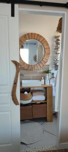 een badkamer met een spiegel en een tafel met een wastafel bij Casa Mahana spa in Saugnacq-et-Muret