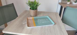 een boek bovenop een tafel met een plant bij Casa Mahana spa in Saugnacq-et-Muret +2 foto's