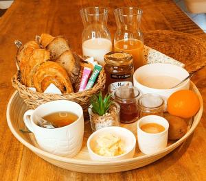 een mand met brood en andere voedingsmiddelen op een tafel bij Casa Mahana spa in Saugnacq-et-Muret