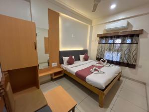 Ένα ή περισσότερα κρεβάτια σε δωμάτιο στο Hotel jagdish palace