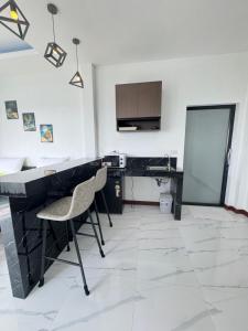 een zwart bureau met een stoel in een kamer bij Seaview phuwamin in Phra Ae beach