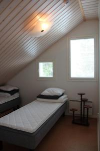 una camera da letto con un letto e due finestre di Villa Ilves A a Syöte