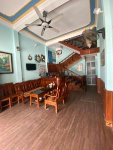 TV a/nebo společenská místnost v ubytování Kim Tinh Hostel + 12 fotografií