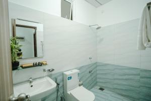 Ένα μπάνιο στο Sea View 3-Bedroom Residence Greenstar City Dehiwala by Luminor