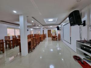 CMJ Private Resort في Banaba Cerca: غرفة مع غرفة طعام مع طاولات وكراسي