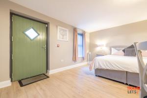 Postel nebo postele na pokoji v ubytování Homestead Hillsborough Guest Rooms