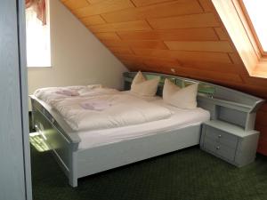 Postel nebo postele na pokoji v ubytování Gästehaus Am Hirtenberg