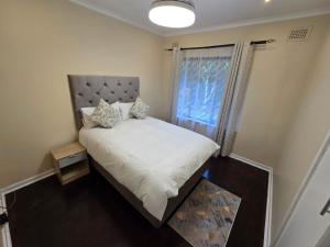 Giường trong phòng chung tại Carlton House