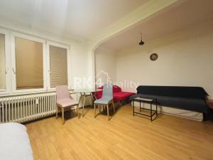 Jonny room في Trnávka: غرفة نوم بها سرير وطاولة وكراسي