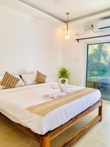 Кровать или кровати в номере Shades Ivory - Agonda Beach Resort