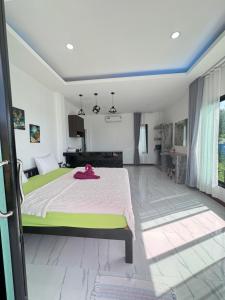 een slaapkamer met een groot bed in een kamer bij Seaview phuwamin in Phra Ae beach