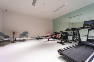 Jiangning全季酒店(南京百家湖店)的健身房设有数辆健身自行车和镜子