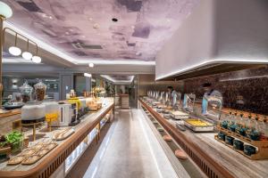 Jiangning全季酒店(南京百家湖店)的餐厅的自助餐,有准备食物的人