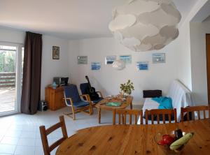 a kitchen and living room with a table and chairs at Vila Poloneza 2 Mai in 2 Mai