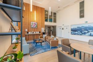 Quality Suites Chambéry的厨房或小厨房