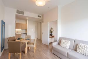 シャンベリにあるQuality Suites Chambéryのソファとテーブルのあるリビングルーム