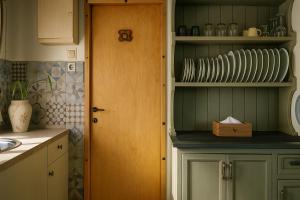 Køkken eller tekøkken på Artsy Wooden Cottage