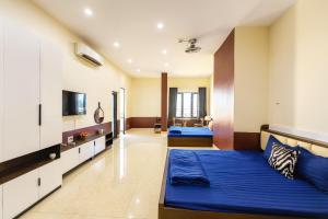 a hotel room with two beds and a television at Dũng Quyến Homestay in Da Nang