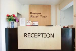 Ο χώρος του λόμπι ή της ρεσεψιόν στο OYO 236 Penginapan Rumah Hijau