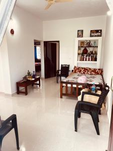 Un pat sau paturi într-o cameră la Kannada Maathe Home Stay-2, Near Golden Temple 2km far