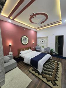 a large bedroom with a large bed and a couch at Kassy homestay in Udaipur