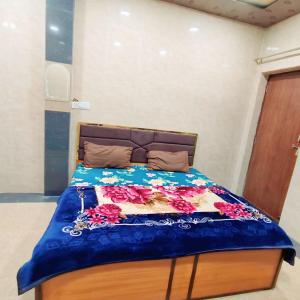 Postel nebo postele na pokoji v ubytování Goswami Home Stay By HRG Vrindavan