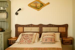 En eller flere senge i et værelse på Artsy Wooden Cottage