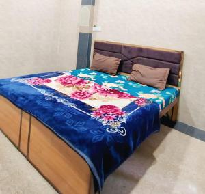 Postel nebo postele na pokoji v ubytování Goswami Home Stay By HRG Vrindavan