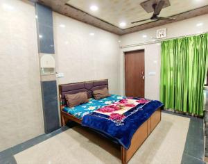 Postel nebo postele na pokoji v ubytování Goswami Home Stay By HRG Vrindavan