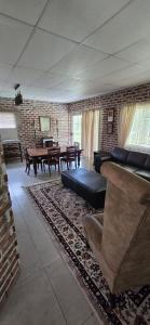 Et opholdsområde på Riverbend Camp Self Catering 2 Bedroom Unit