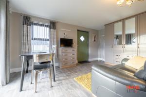 TV a/nebo společenská místnost v ubytování Homestead Hillsborough Guest Rooms + 175 fotografií