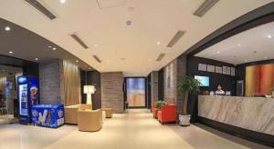 Vstupní hala nebo recepce v ubytování Jinjiang Inn Select Qingdao West Coast Coach Exhibition Center High-Speed Railway Station