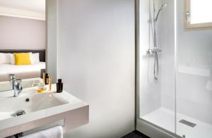 Koupelna v ubytování ibis Styles Roanne Centre Gare + 37 fotografií