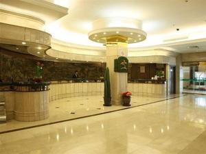 un vestíbulo de un hotel con un gran edificio en Hongqiao Pujue International Zhongshan Park Metro Station, en Shanghái