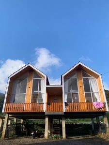 Το κτήριο όπου στεγάζεται  το κάμπινγκ