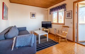 Μια τηλεόραση ή/και κέντρο ψυχαγωγίας στο Beautiful Home In Myggenäs With Sauna