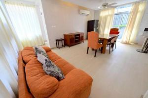 un salon avec un canapé et une table dans l'établissement Fiscus Villa 3 bedrooms with private pool., à Pattaya (sud)