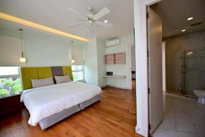 une chambre avec un grand lit et un ventilateur de plafond dans l'établissement Fiscus Villa 3 bedrooms with private pool., à Pattaya (sud) 44 autres photos