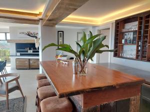 una cucina con tavolo in legno e pianta di Salt & Soul a Herolds Bay