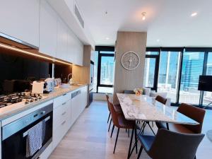 Kuchyň nebo kuchyňský kout v ubytování Stylish suites with City-view & Balcony in York&George