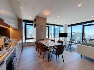 TV a/nebo společenská místnost v ubytování Stylish suites with City-view & Balcony in York&George