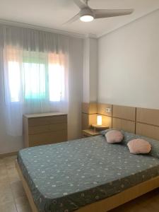 Ένα ή περισσότερα κρεβάτια σε δωμάτιο στο Apartamento con vistas al mar y montaña +20 φωτογραφίες