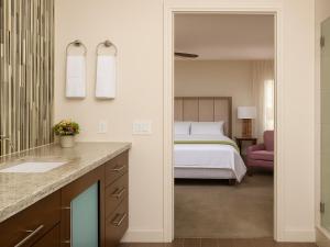 Postel nebo postele na pokoji v ubytování Marriotts Shadow Ridge- The Enclaves STUDIO + 16 fotografií