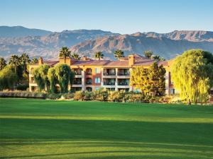 Nespecifikovaný výhled na hory nebo výhled na hory při pohledu z hotelu