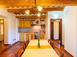 Nhà bếp/bếp nhỏ tại Apartment in a farmhouse with 2 swimming pools