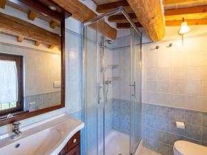 Phòng tắm tại Apartment in a farmhouse with 2 swimming pools +19 ảnh