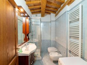 Phòng tắm tại Apartment in a farmhouse with 2 swimming pools