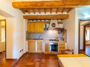 Nhà bếp/bếp nhỏ tại Apartment in a farmhouse with 2 swimming pools