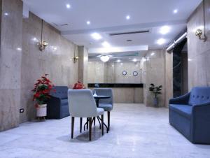 eine Lobby mit einem Tisch und Stühlen in einem Zimmer in der Unterkunft Grand Memphis Hotel in Luxor in Luxor