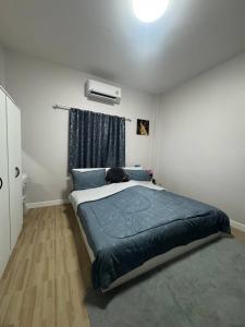 Un dormitorio con una cama grande en una habitación. en Sai's cozy house, en Ban Thung O